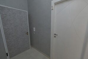 Suihku, hiustenkuivaaja, pyyhkeet