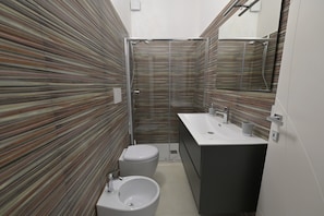 Shower, hair dryer, towels - Double Room 1 with Wi-Fi and Air Conditioning (Baia Verde)