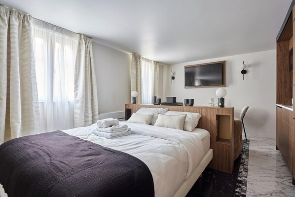 Laptop workspace, iron/ironing board, bed sheets - Beautiful Studio With AC - Louvre Palais Royal (Paris)