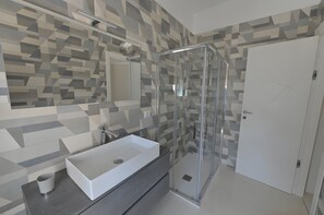Shower, hair dryer, towels - Double Room 1 with Wi-Fi and Air Conditioning (Baia Verde)