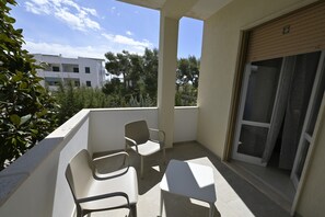 Property grounds - Double Room 1 with Wi-Fi and Air Conditioning (Baia Verde)