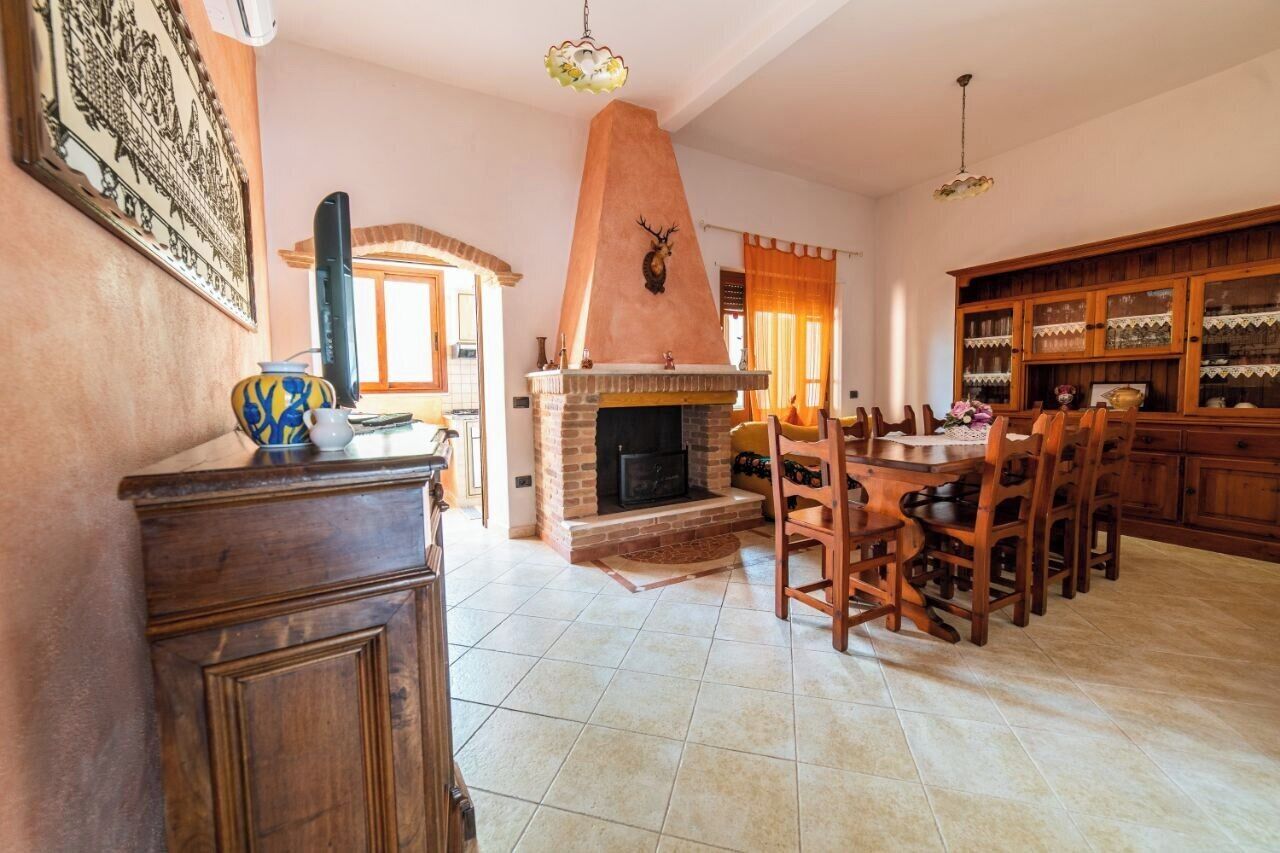 Un salon chaleureux avec une cheminée, des meubles en bois et un coin repas.