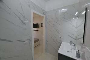 Shower, hair dryer, towels - Double Room 1 with Wi-Fi and Air Conditioning (Baia Verde)