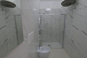 Douche, sèche-cheveux, serviettes fournies