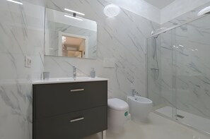 Shower, hair dryer, towels - Double Room 1 with Wi-Fi and Air Conditioning (Baia Verde)