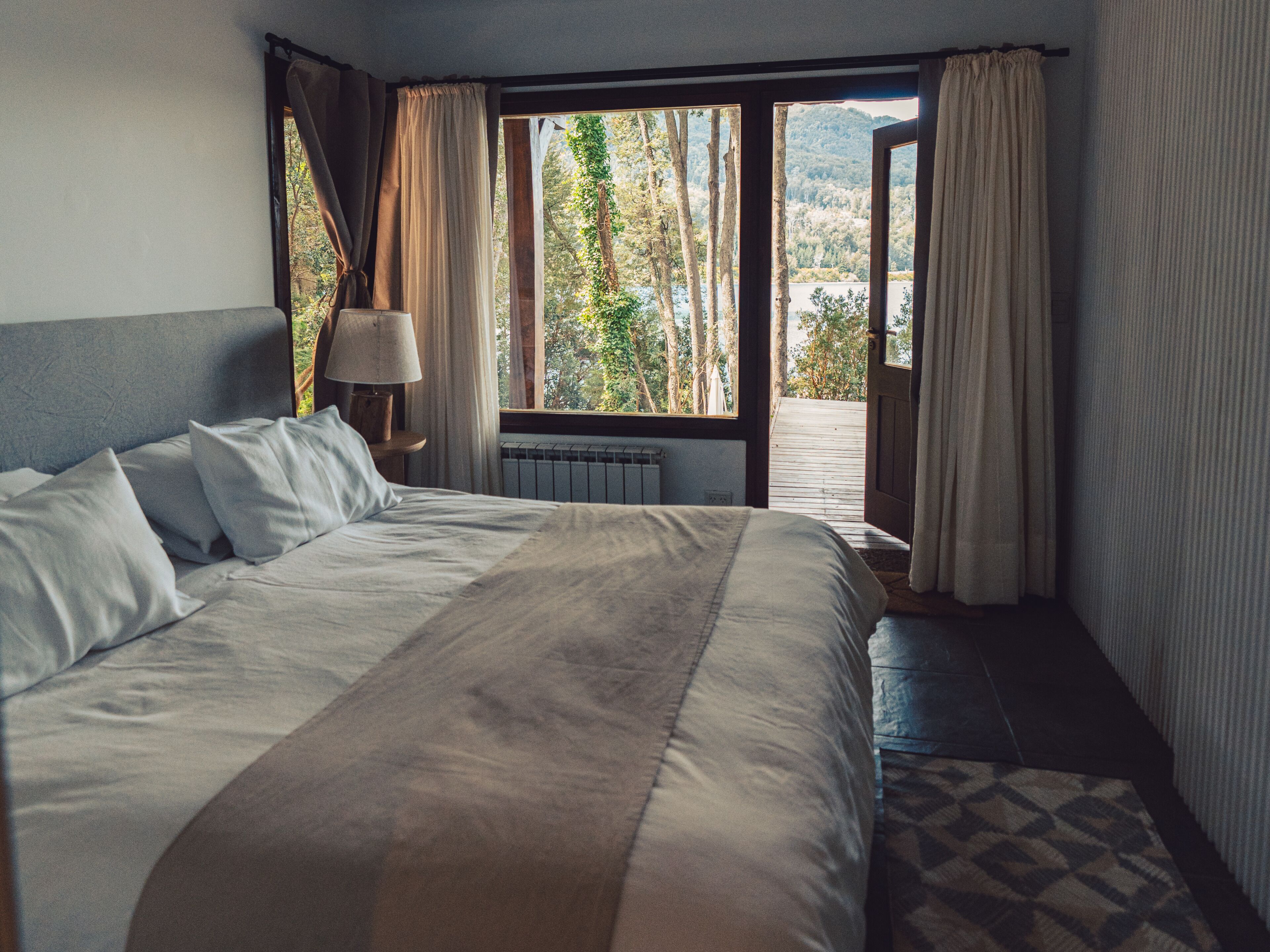 Espacio para trabajar con laptop, cortinas blackout y wifi gratis 