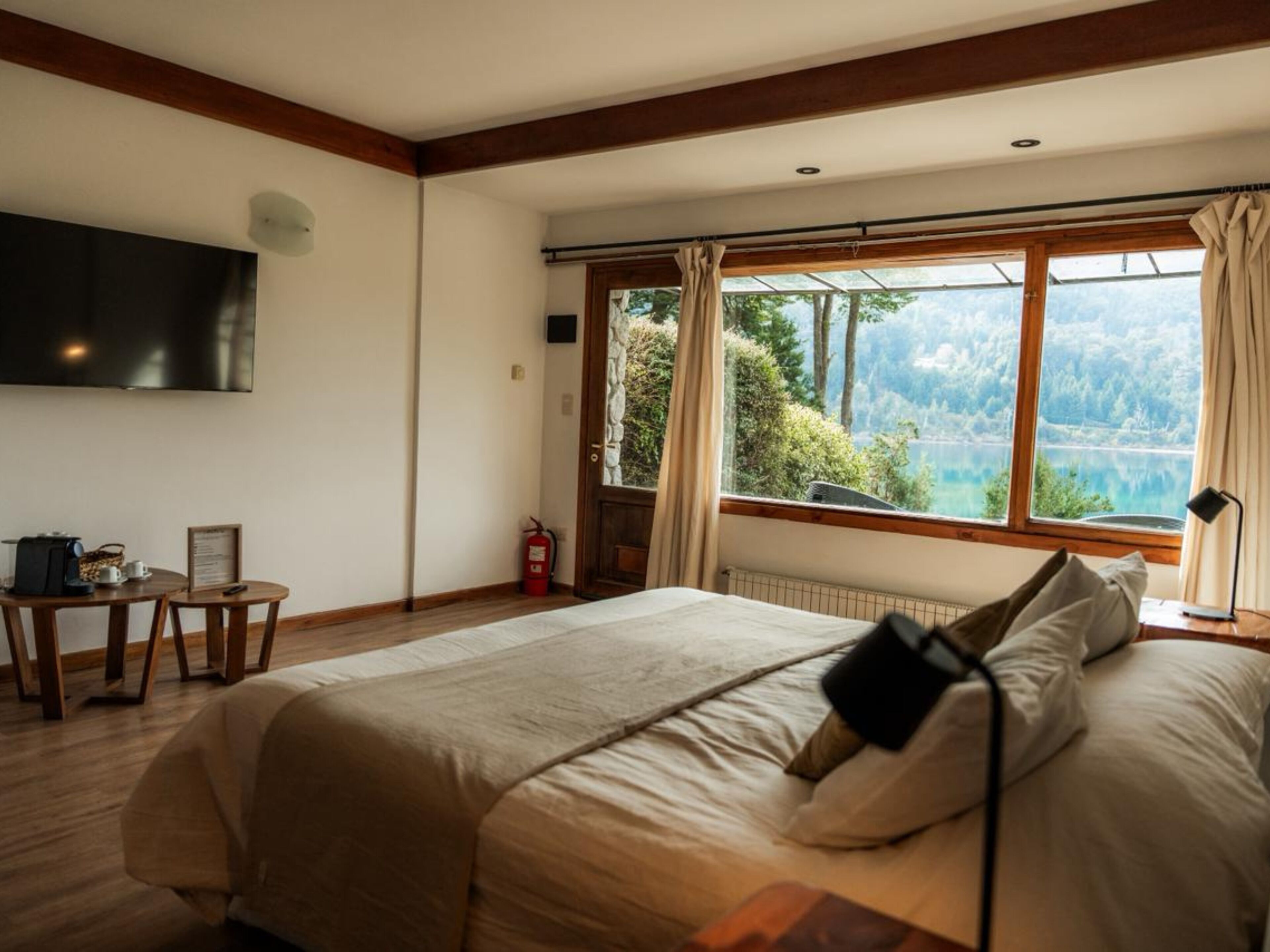 Loft Standard, vue lac | Espace de travail pour ordinateur portable, rideaux occultants