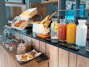 Petit déjeuner buffet servi tous les jours en supplément