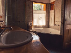 Loft Supérieur, vue lac | Salle de bain | Articles de toilette gratuits, sèche-cheveux, serviettes fournies, savon
