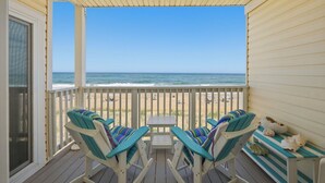 Ein überdachter Sitzbereich mit Blick auf Strand und Meer.
