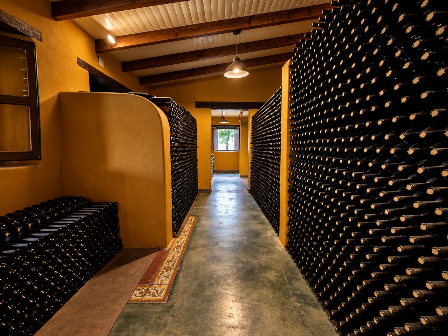 Une cave à vin avec des rangées de bouteilles de vin alignées sur des étagères.
