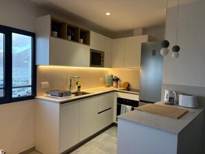 Frigorífico, microondas, horno y placa de cocina