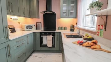 Cottage | Private kitchen | Cookware/dishes/utensils