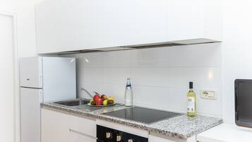 Fridge, oven, stovetop, cookware/dishes/utensils