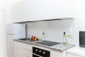 Kühlschrank, Ofen, Herdplatte, Kochgeschirr/Geschirr/Besteck