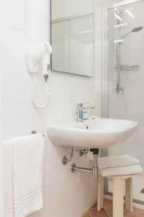 Shower, hair dryer, towels - Apartment '2' Borgo San Giorgio (Grosseto)