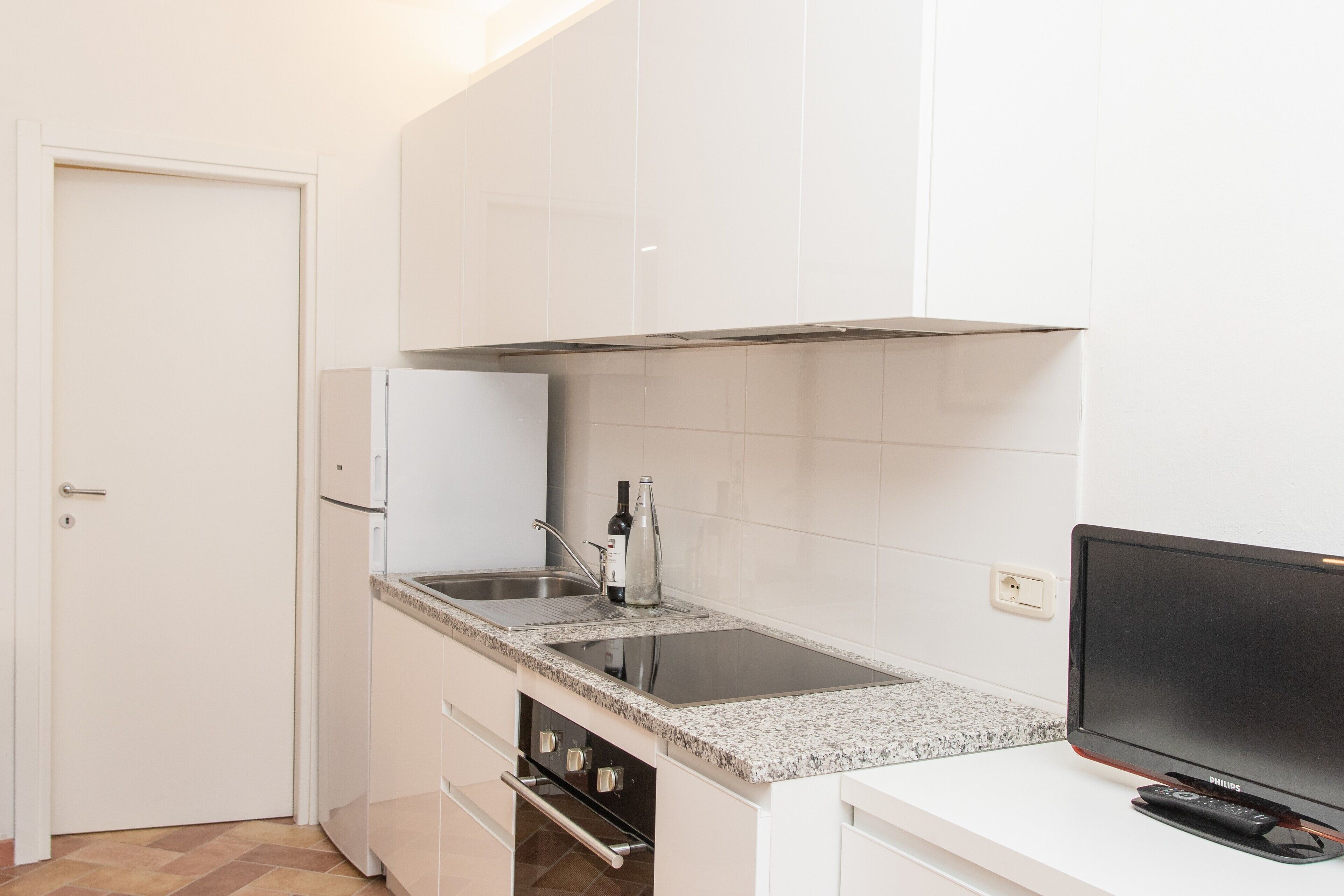 Fridge, oven, stovetop, cookware/dishes/utensils