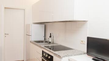 Fridge, oven, stovetop, cookware/dishes/utensils