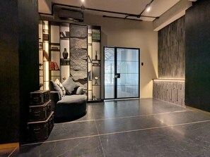 Ein modernes Interieur mit einer Couch, einer Steinwand und einer Schiebetür.