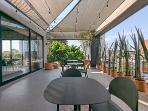 Outdoor dining - Atena Urban Living en Colonia Americana (Guadalajara)