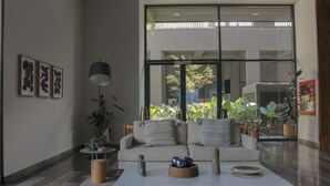 Un salon moderne avec un canapé, une table basse et des objets de décoration.