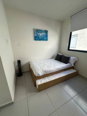 2 dormitorios, escritorio, tabla de planchar con plancha y wifi