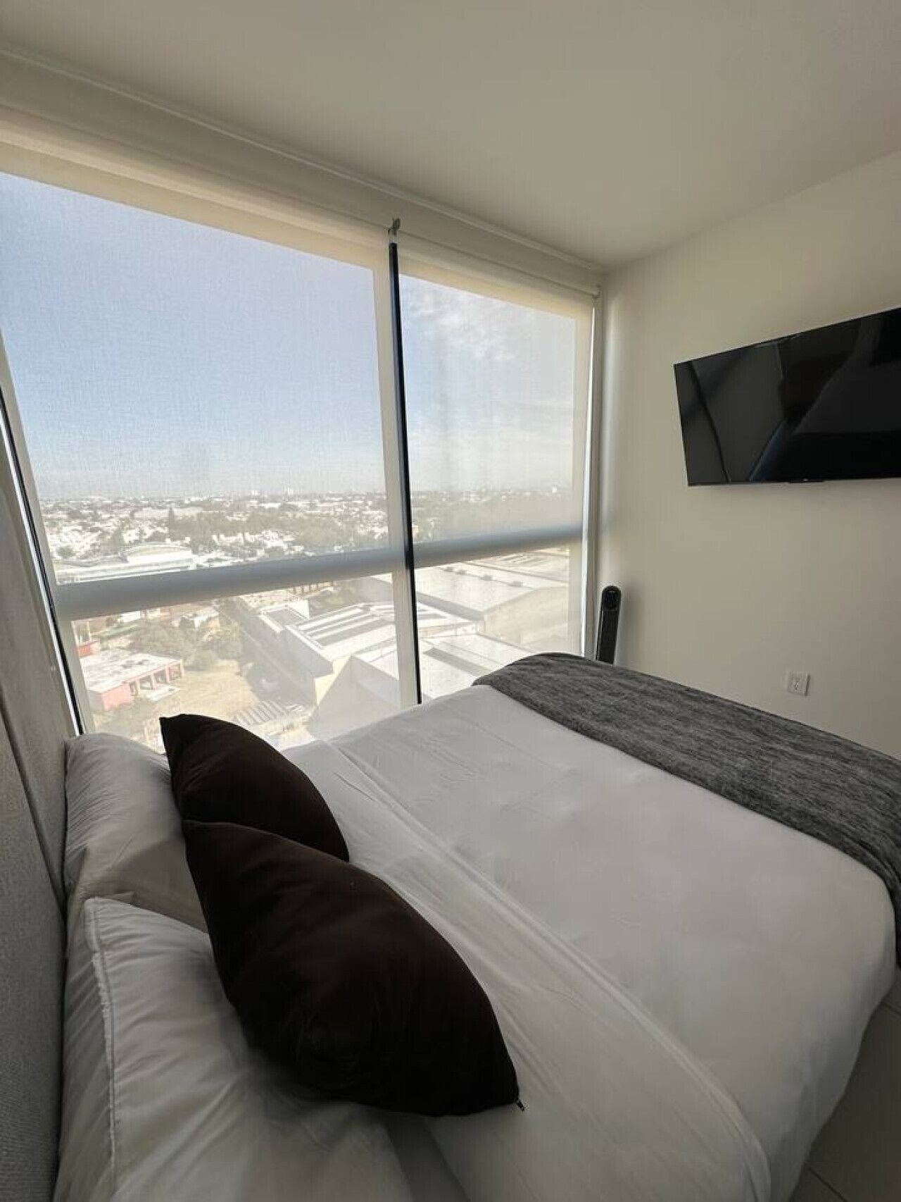 2 habitaciones, escritorio, tabla de planchar con plancha y wifi 