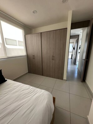 2 slaapkamers, een bureau, een strijkplank/strijkijzer, wifi