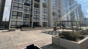 Un immeuble résidentiel à plusieurs étages doté d’une cour intérieure.