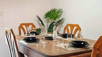 Deluxe House, Non Smoking | Dining