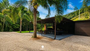 Family Cabin, Air conditioning, Lake View | Outdoor dining - Sítio Conteiner do Mano - Águas Mornas (Águas Mornas)