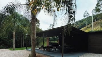 Cabin dành cho gia đình, máy điều hòa, quang cảnh hồ | Khu ẩm thực ngoài trời