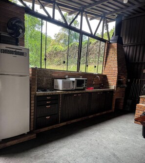 Cabaña familiar, Aire acondicionado, vistas al lago | Cocina privada | Microondas, utensilios de cocina y mesa de comedor