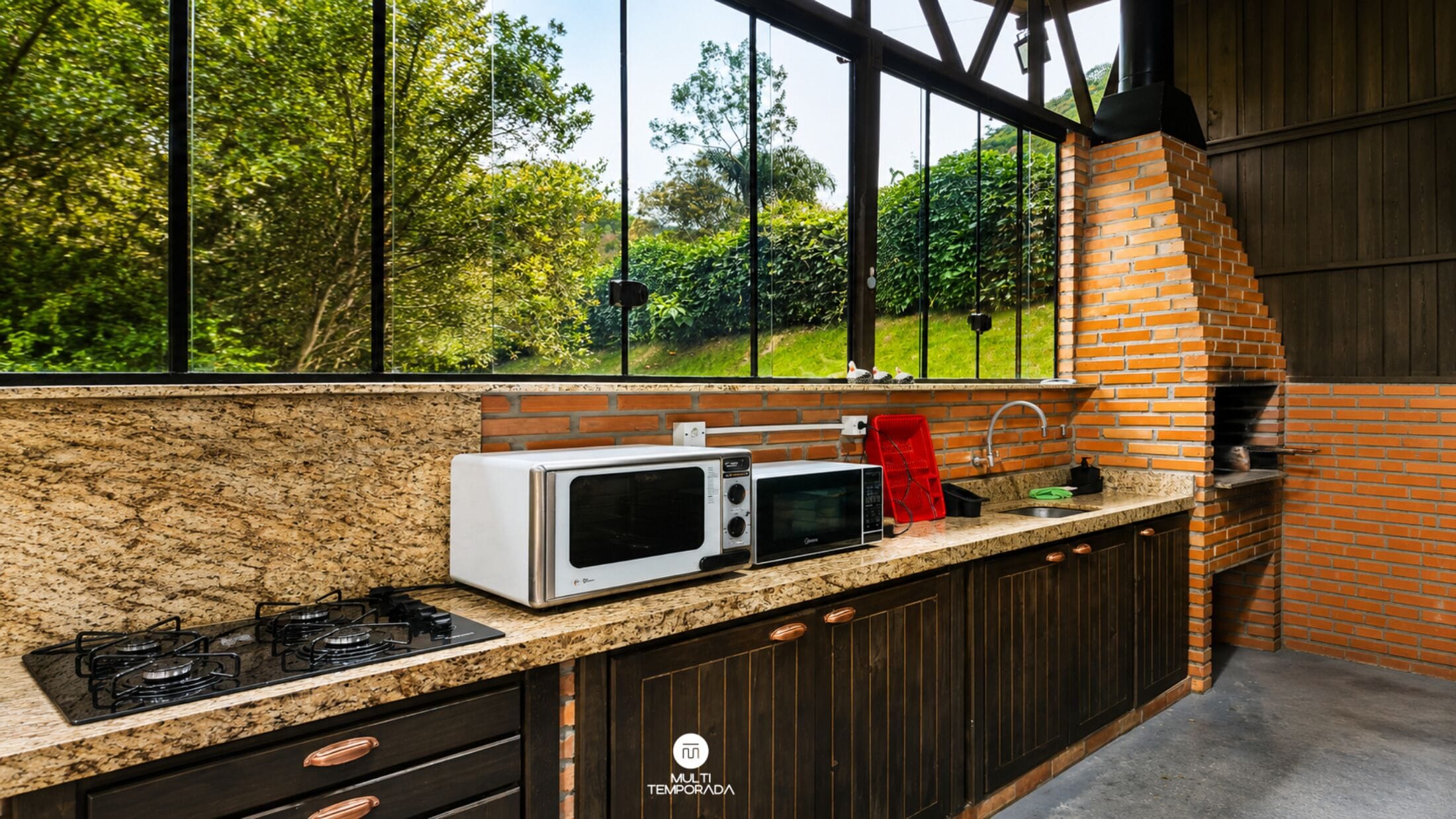 Cabana família, ar-condicionado, vista para o lago | Cozinha privada | Micro-ondas, talheres/pratos/utensílios de cozinha, mesas de jantar