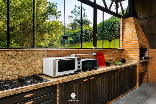 Cabana família, ar-condicionado, vista para o lago | Cozinha privada | Micro-ondas, talheres/pratos/utensílios de cozinha, mesas de jantar