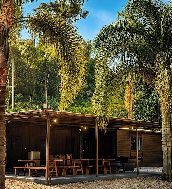 Cabaña familiar, Aire acondicionado, vistas al lago | Restaurante al aire libre