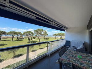Outdoor dining - Le Mistral – Vue mer & terrasse au cœur du Grau du Roi (Le Grau-du-Roi)