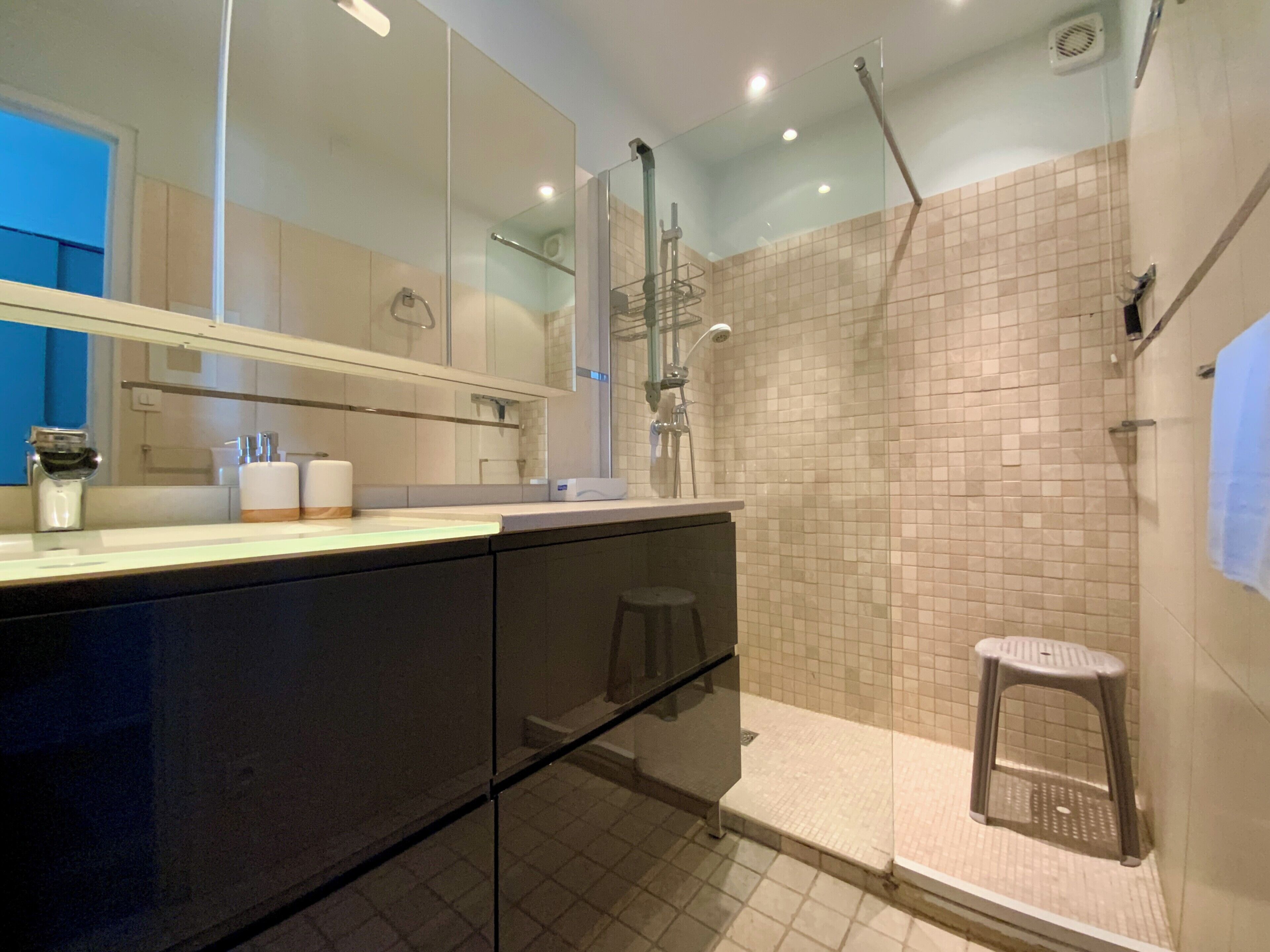 Een douche, een haardroger, handdoeken