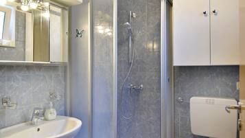 Apartment, 1 Schlafzimmer, Gartenblick | Badezimmer