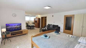 Apartment, 1 Bedroom, Garden View | Living room