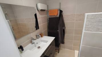 Shower, towels