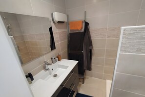 Shower, towels