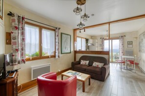 TV, DVD player, stereo - Le Balcon des Puys – Restored Farmhouse with Panoramic Mountain Views (Chambon-sur-Lac)