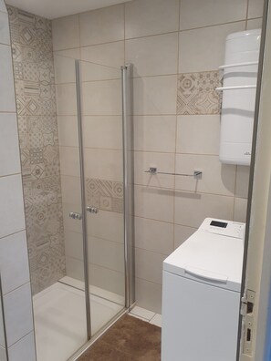 Shower, hair dryer - Le Balcon des Puys – Restored Farmhouse with Panoramic Mountain Views (Chambon-sur-Lac)