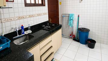 Casa premium, acesso à piscina, vista para a montanha | Cozinha privada | Geladeira, micro-ondas, talheres/pratos/utensílios de cozinha