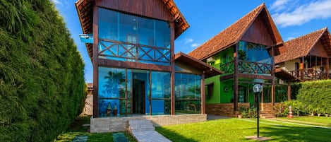 Premium House, Pool Access, Mountain View | Exterior