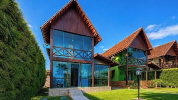 Casa Premium, acceso a la alberca, vista a la montaña | Exterior