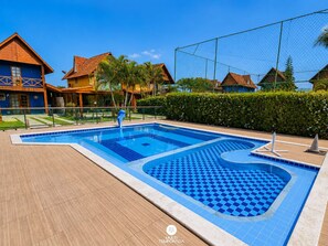 Nhà Premium, có thể sử dụng hồ bơi, quang cảnh núi | Hồ bơi | Hồ bơi ngoài trời, ghế dài tắm nắng 