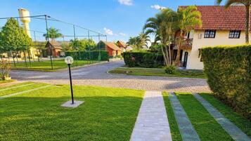 Premium House, Pool Access, Mountain View | Property grounds