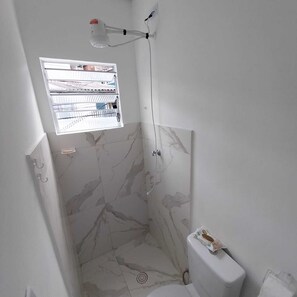 Douche, serviettes fournies, papier toilette